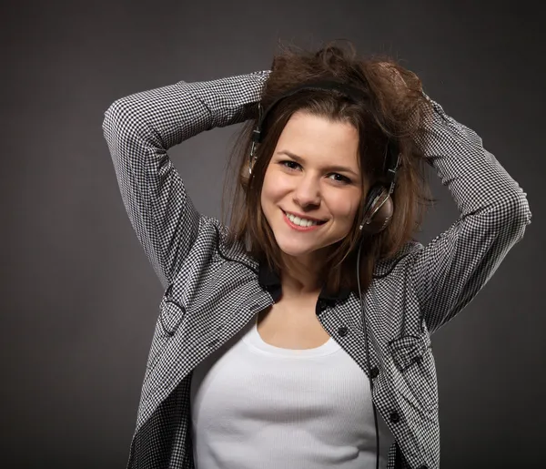 Retrato da menina sorridente usando fones de ouvido — Fotografia de Stock