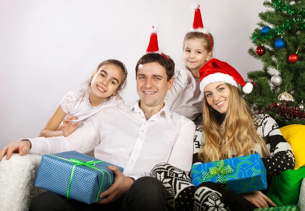 Noel ağacının yanında mutlu bir aile — Stok fotoğraf