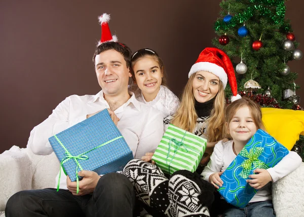 Boldog család közel a karácsonyfához — Stock Fotó