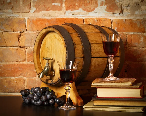 Retro Zátiší s červeným vínem a barel — Stock fotografie