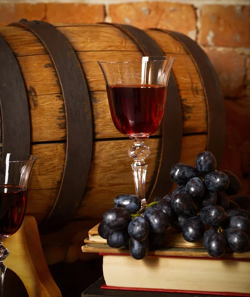Ретро натюрморт с красным вином и бочкой — стоковое фото