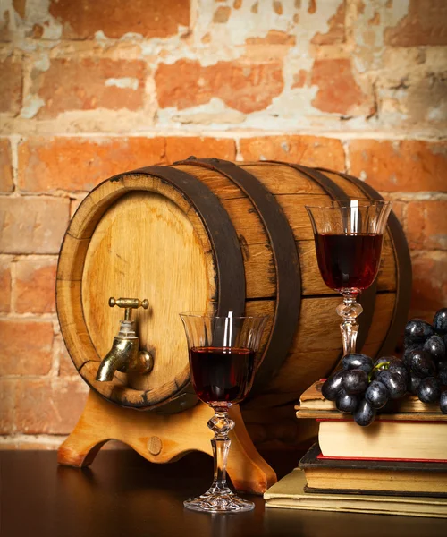 Retro Zátiší s červeným vínem a barel — Stock fotografie