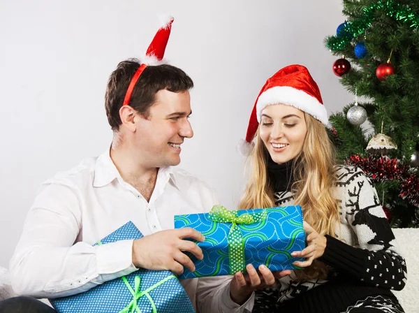 Šťastný pár u vánočního stromu — Stock fotografie
