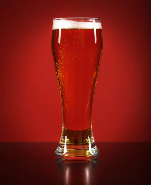 Bodegón con una cerveza de barril junto al vaso — Foto de Stock