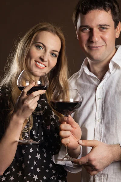 Jeune couple heureux dégustant un verre de vin — Photo