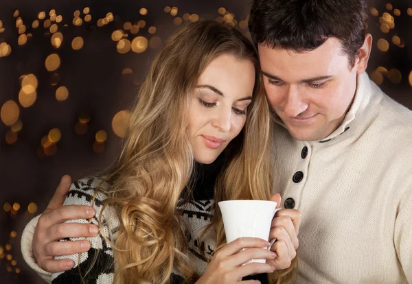 Casal em luzes embaçadas fundo — Fotografia de Stock