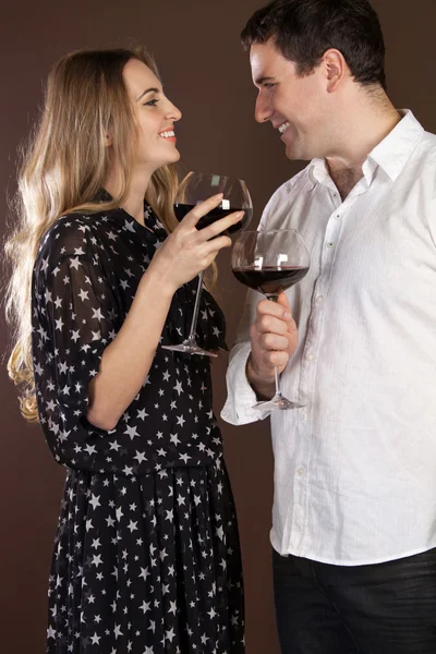 Young happy couple enjoying a glasses of wine — Stock Photo, Image