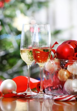 Şampanya kadehleri ve Noel süsleri.