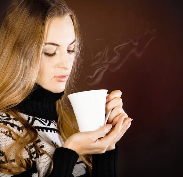 Linda loira jovem mulher bebendo café — Fotografia de Stock