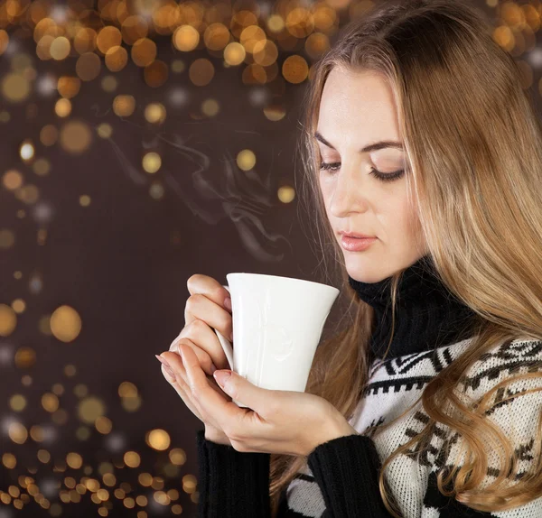 Linda loira jovem mulher bebendo café — Fotografia de Stock