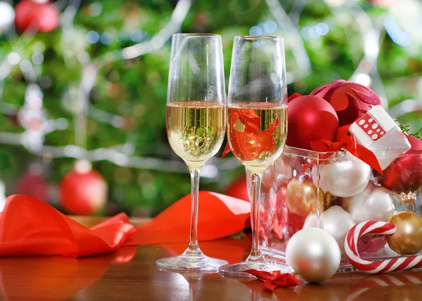 Bicchieri di champagne vicino all'albero di Natale — Foto Stock