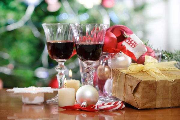 Glazen rode wijn en Kerstmis decoratie — Stockfoto