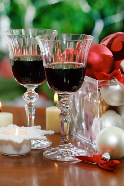 Copos de vinho tinto e decorações de Natal — Fotografia de Stock