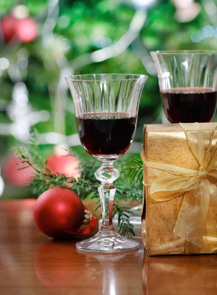 Copas de vino tinto y decoraciones navideñas — Foto de Stock