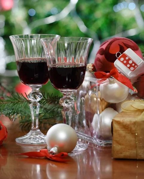 Copos de vinho tinto na frente da árvore de Natal — Fotografia de Stock