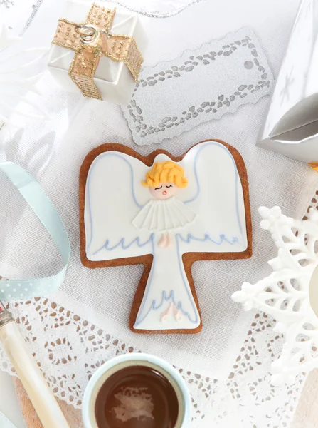 Biscoitos de anjo de Natal no fundo branco — Fotografia de Stock