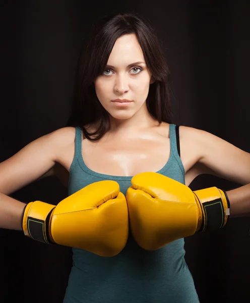 Porträtt av en flicka i gul boxningshandskar — Stockfoto