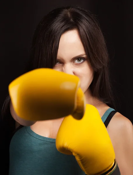 Retrato emocional de una chica con guantes de boxeo amarillos — Foto de Stock