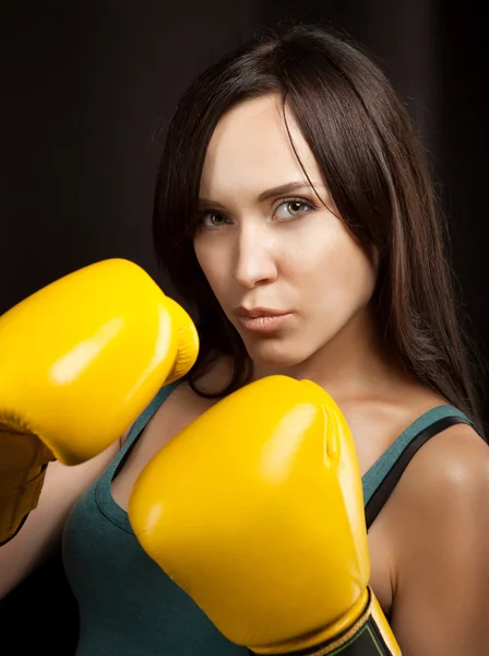 Nahaufnahme Porträt eines Mädchens in gelben Boxhandschuhen — Stockfoto