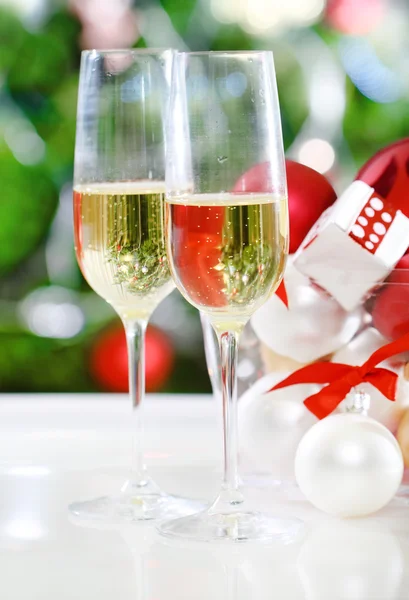 Şampanya kadehleri ve Noel süsleri. — Stok fotoğraf