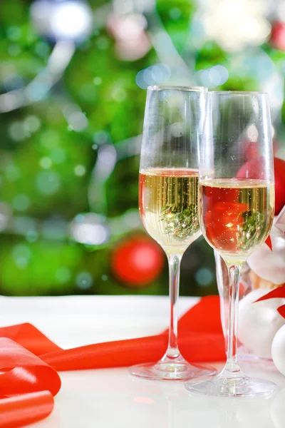 シャンパンとクリスマスの装飾のガラス — ストック写真