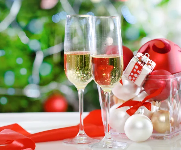 Copas de champán y decoraciones navideñas —  Fotos de Stock