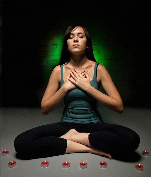 Femme faisant du yoga — Photo