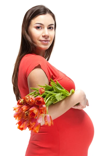 Joyeux jeune femme enceinte en robe rouge — Photo