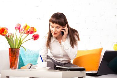 genç esmer kadın arama yapma