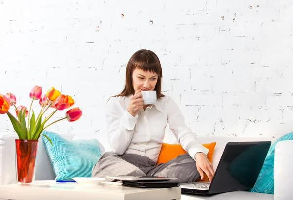 Porträt einer jungen Frau, die zu Hause arbeitet — Stockfoto