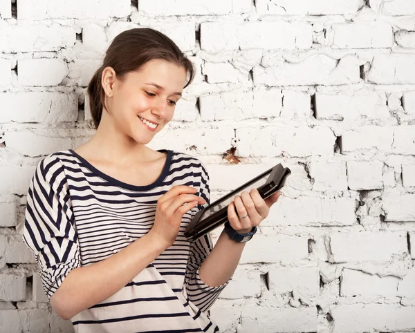 Tonåring skolflickas med hjälp av tablet PC — Stockfoto