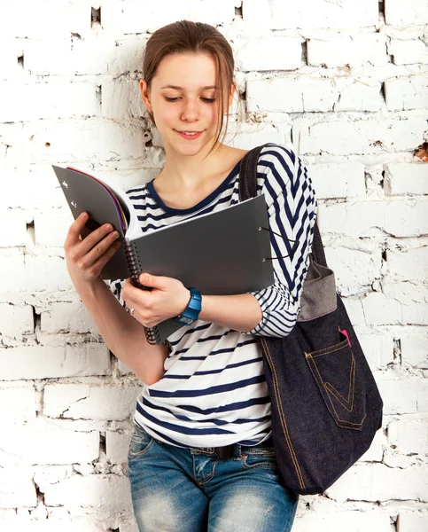 Adolescente colegiala con libro de texto — Foto de Stock