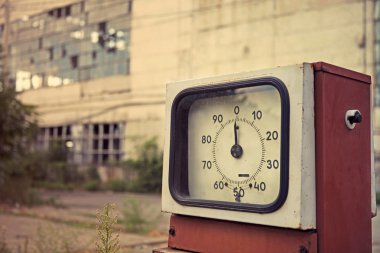 hasarlı benzin istasyonu