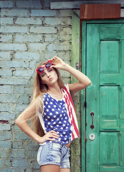 金发女孩在美国复古风格ξανθιά κοπέλα στην αμερικανική στυλ ρετρό — 图库照片