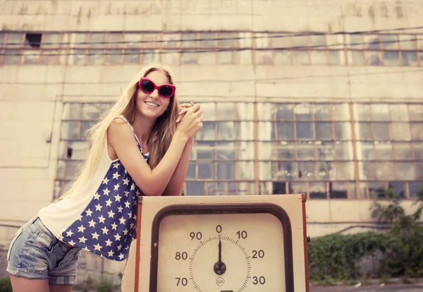 Ragazza bionda sul distributore di benzina danneggiato — Foto Stock