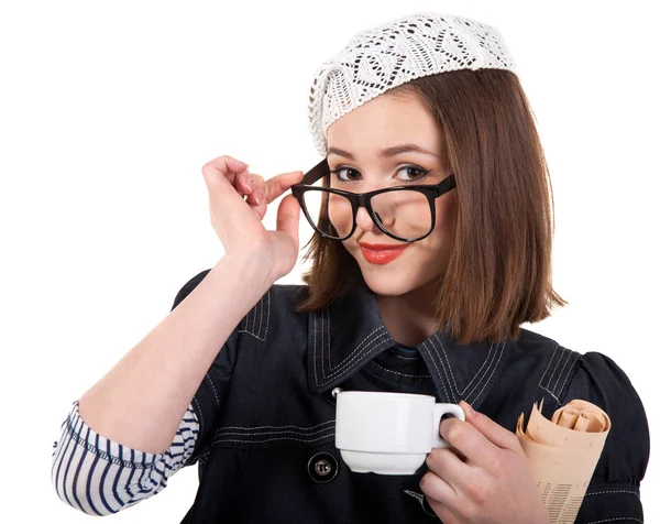 Menina morena bonito com xícara de café e jornal — Fotografia de Stock
