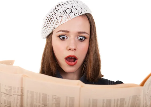 Menina morena bonito jovem e jornal — Fotografia de Stock