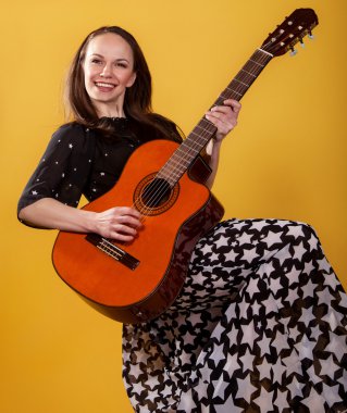 esmer gitar çalar kadın