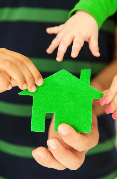 Famiglia di quattro azienda casa verde in mano — Foto Stock