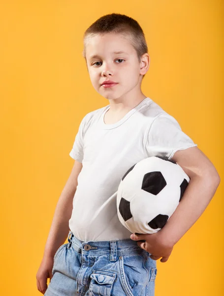 Porträtt av en liten fotboll fan boy — Stockfoto