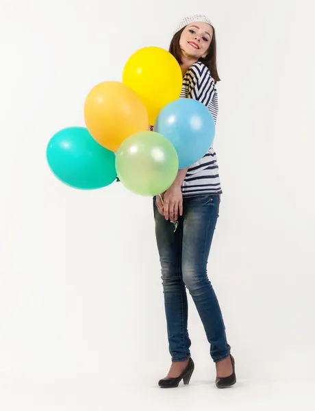 年轻可爱的黑发女孩在巴黎风格与气球 — 图库照片