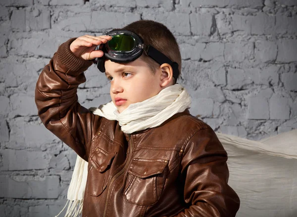 Kleiner Junge träumt davon, Pilot zu werden — Stockfoto