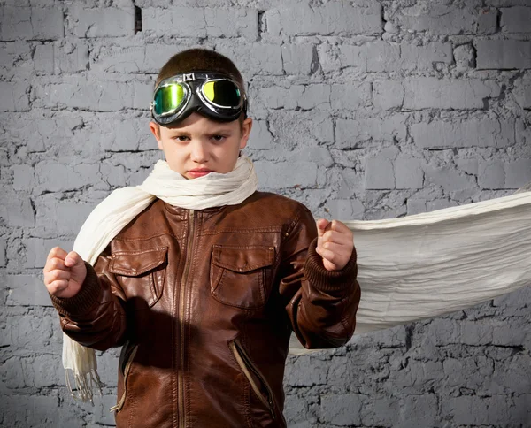 Liten pojke drömmer om att bli pilot — Stockfoto