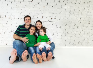 gülümseyerek mutlu bir aile portresi