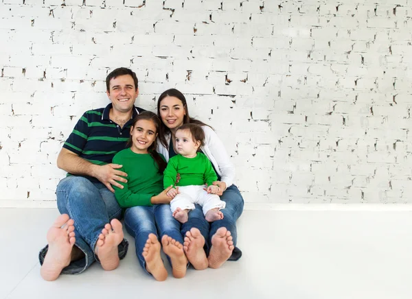 Retrato de uma família sorridente feliz — Fotografia de Stock