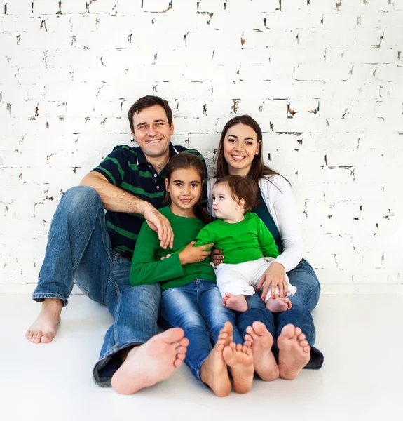 Retrato de uma família sorridente feliz — Fotografia de Stock