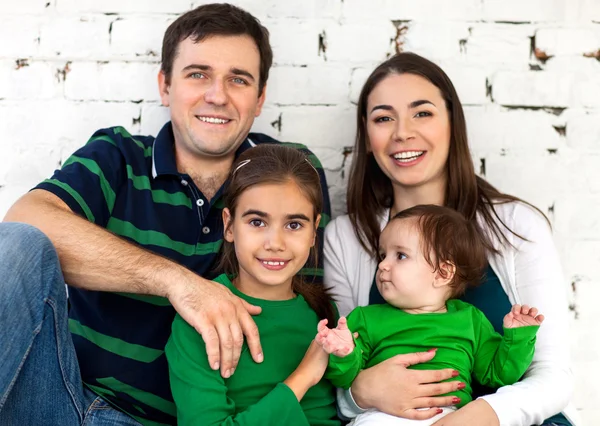 Gülümseyerek mutlu bir aile portresi — Stok fotoğraf