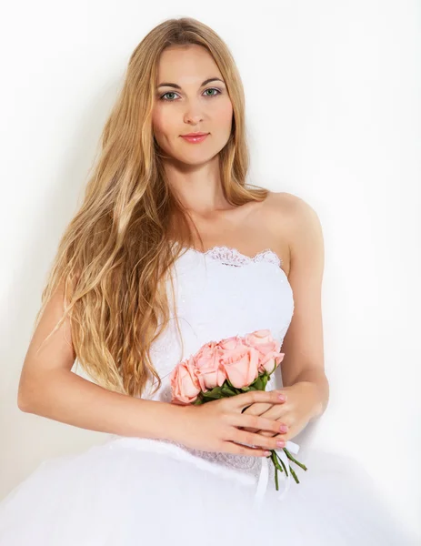 Zblízka portrétní krásná blonďatá nevěsta — Stock fotografie