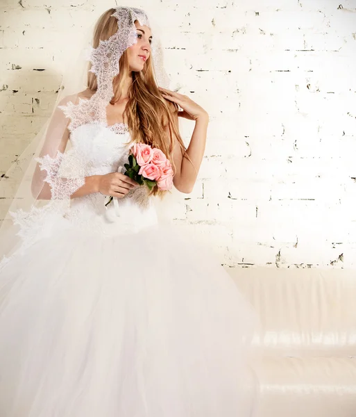 Ritratto di una bella sposa bionda — Foto Stock