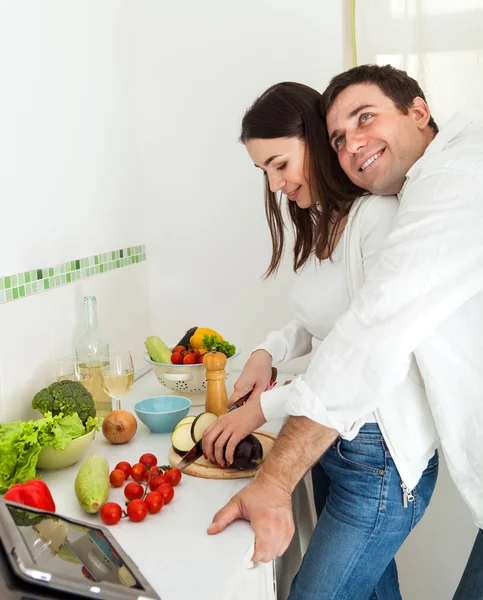 Retrato de um casal feliz na cozinha — Fotografia de Stock